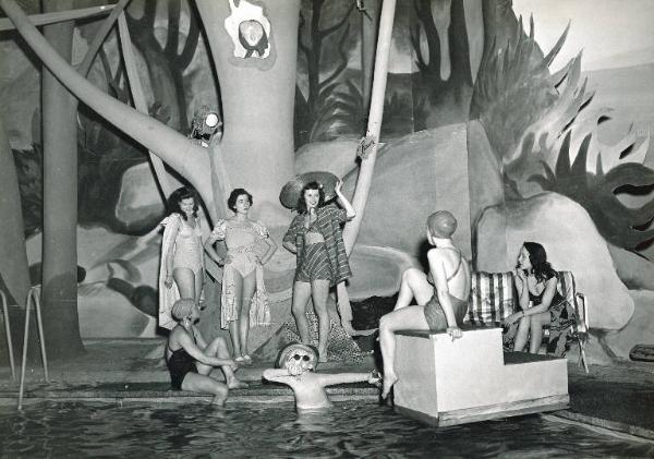 -Fiera di Milano - Campionaria 1949 - Padiglione della Italviscosa - Presentazione di modelli e tessuti