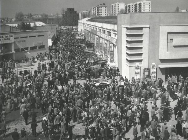 Fiera di Milano - Campionaria 1951 - Viale delle macchine agricole - Folla di visitatori