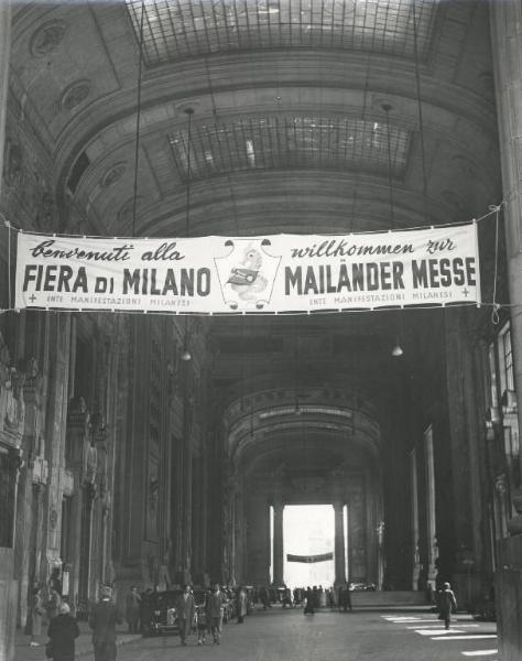 Milano - Stazione centrale - Striscione pubblicitario della Fiera campionaria di Milano del 1951