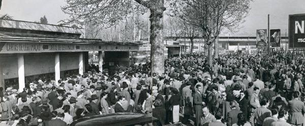 Fiera di Milano - Campionaria 1951 - Entrata di porta Domodossola - Folla di visitatori