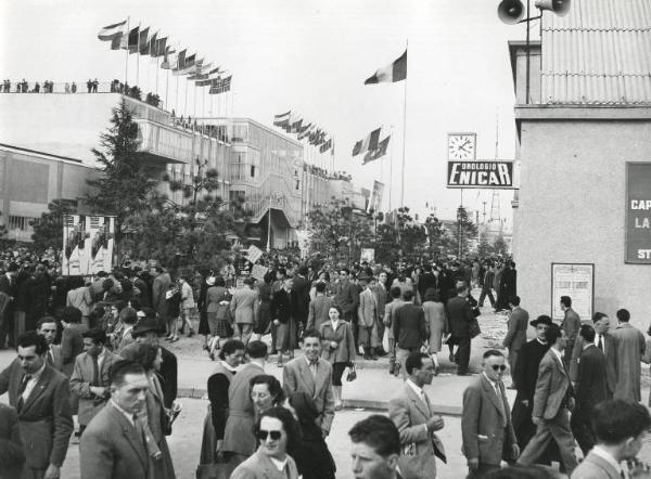 Fiera di Milano - Campionaria 1951 - Viale dell'industria e piazza Italia - Folla di visitatori