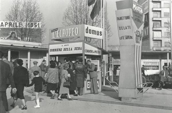 Fiera di Milano - Campionaria 1951 - Edicola di giornali con visitatori