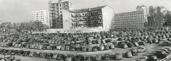 Fiera di Milano - Campionaria 1951 - Parcheggio esterno - Automobili