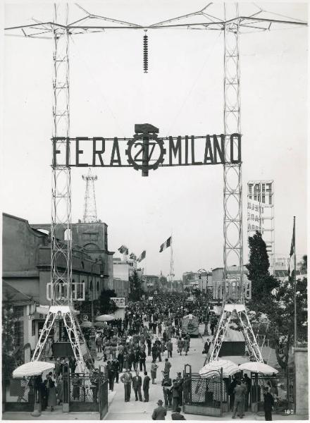 Fiera di Milano - Campionaria 1949 - Entrata di via Spinola (porta della meccanica) e viale dell'industria