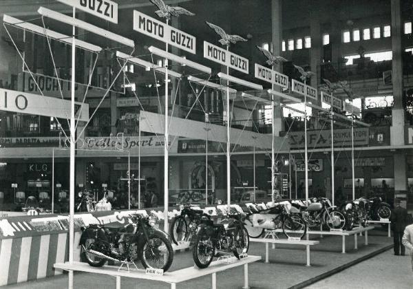 Fiera di Milano - Campionaria 1949 - Salone della motonautica, aeronautica, auto, moto, ciclo e accessori nel palazzo dello sport - Stand della Moto Guzzi