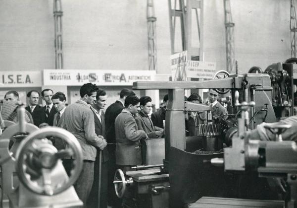 Fiera di Milano - Campionaria 1949 - Padiglione della meccanica - Visitatori presso uno stand