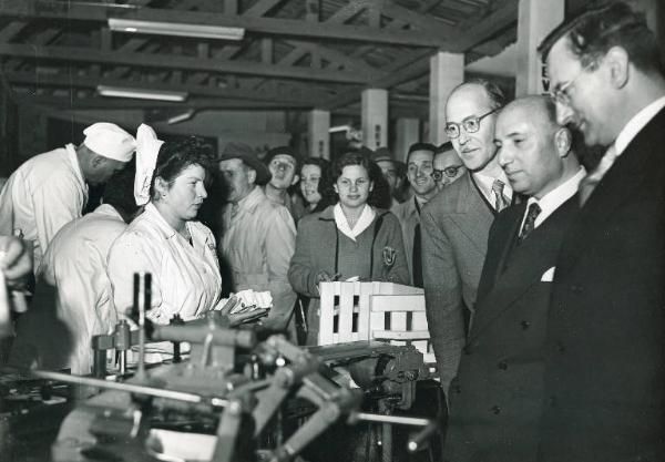 Fiera di Milano - Campionaria 1950 - Visita del ministro degli interni Mario Scelba