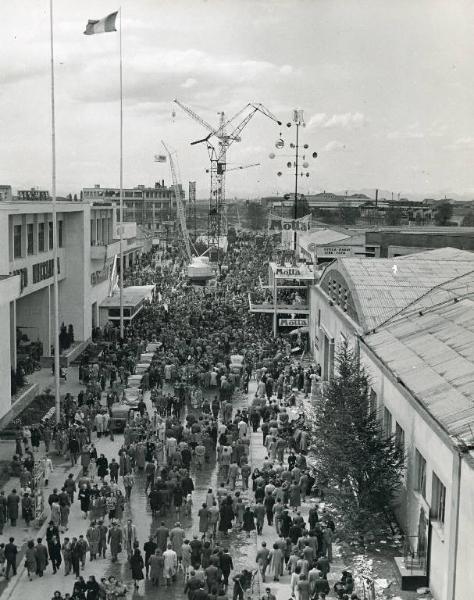 Fiera di Milano - Campionaria 1950 - Viale del lavoro - Folla di visitatori