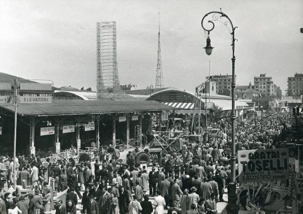 Fiera di Milano - Campionaria 1950 - Viale della tecnica - Folla di visitatori