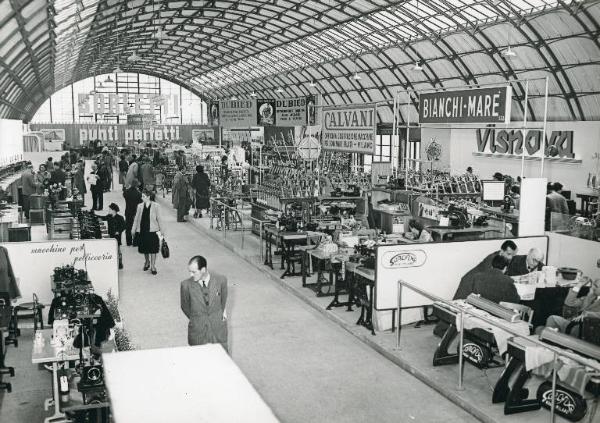 Fiera di Milano - Campionaria 1950 - Padiglione delle macchine da cucire e per maglieria - Interno
