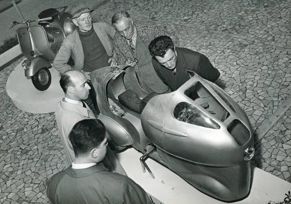 Fiera di Milano - Campionaria 1950 - Salone dell'auto, avio, moto, ciclo e accessori nel palazzo dello sport - Stand della Piaggio