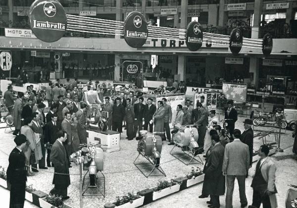 Fiera di Milano - Campionaria 1950 - Salone dell'auto, avio, moto, ciclo e accessori nel palazzo dello sport - Stand di lambrette della Innocenti