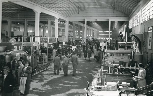 Fiera di Milano - Campionaria 1951 - Padiglione delle macchine per l'industria tessile - Interno