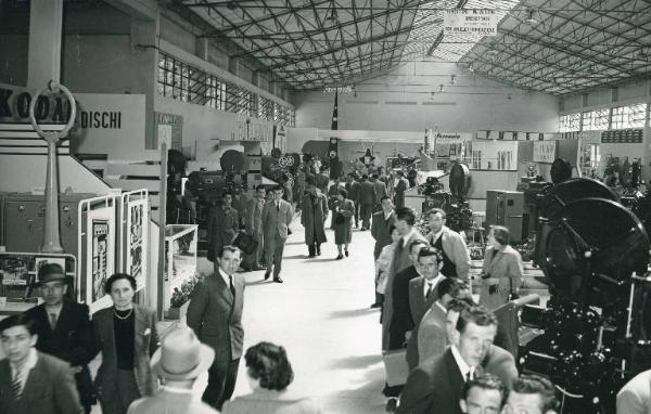 Fiera di Milano - Campionaria 1951 - Padiglione dell'ottica, foto, cine, radio - Sala della cinematografia