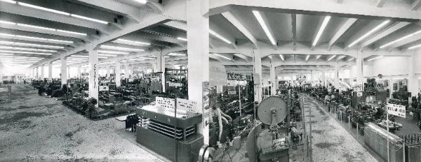 Fiera di Milano - Campionaria 1951 - Padiglione delle macchine per arti grafiche e per la lavorazione del legno - Salone delle macchine per la lavorazione del legno - Veduta panoramica