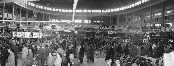 Fiera di Milano - Campionaria 1951 - Salone dell'auto, avio, moto, ciclo e accessori nel palazzo dello sport - Veduta panoramica