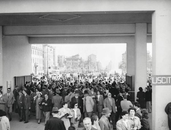 Fiera di Milano - Campionaria 1952 - Entrata di piazza Giulio Cesare - Folla di visitatori