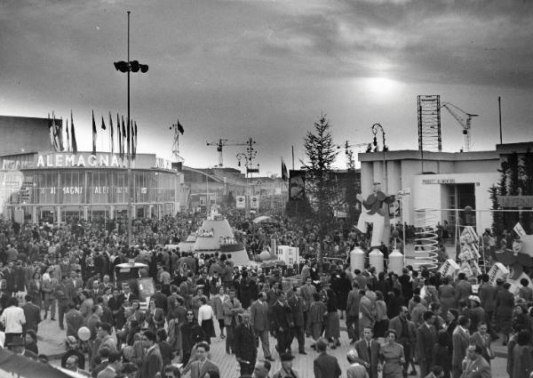 Fiera di Milano - Campionaria 1952 - Largo delle nazioni - Folla di visitatori