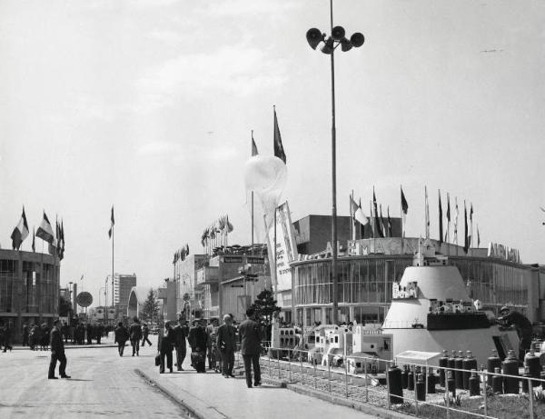 Fiera di Milano - Campionaria 1952 - Viale dell'industria