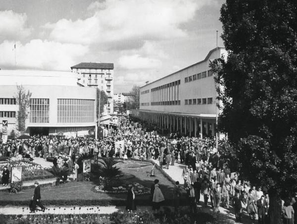 Fiera di Milano - Campionaria 1952 - Viale del turismo - Folla di visitatori