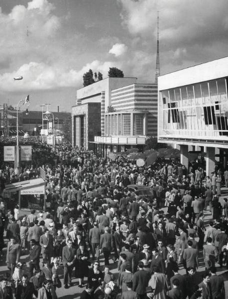 Fiera di Milano - Campionaria 1952 - Viale del commercio - Folla di visitatori