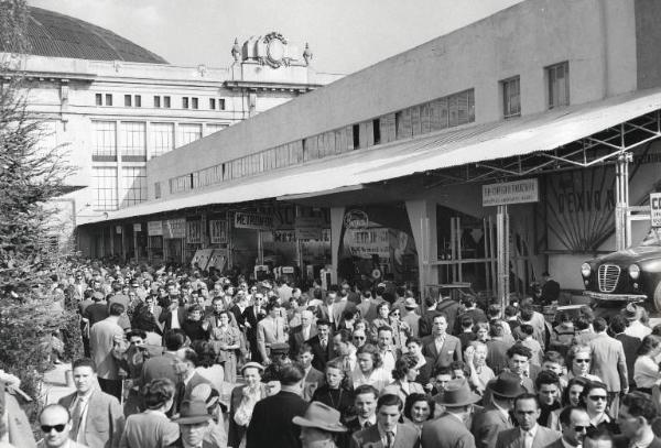 Fiera di Milano - Campionaria 1952 - Viale dello sport - Folla di visitatori
