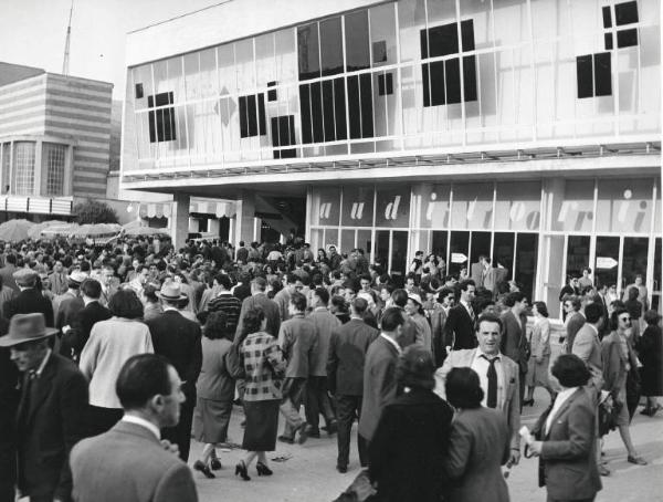 Fiera di Milano - Campionaria 1952 - Viale del commercio - Folla di visitatori