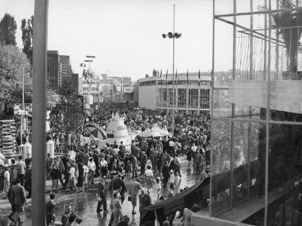 Fiera di Milano - Campionaria 1952 - Largo elle nazioni - Fiolla di visitatori