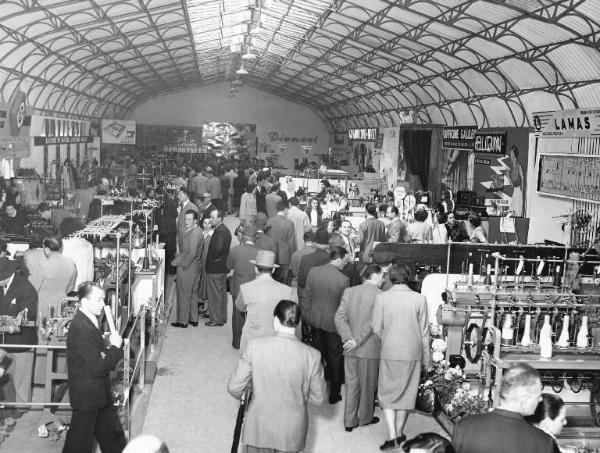 Fiera di Milano - Campionaria 1952 - Padiglione delle macchine da cucire e per maglieria - Interno
