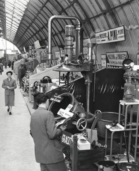 Fiera di Milano - Campionaria 1952 - Padiglione delle macchine per l'industria dolciaria e casearia - Interno