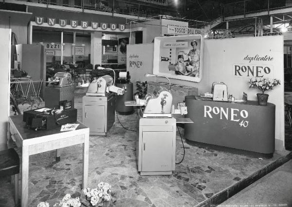 Fiera di Milano - Campionaria 1952 - Padiglione delle forniture d'ufficio - Stand della Roneo