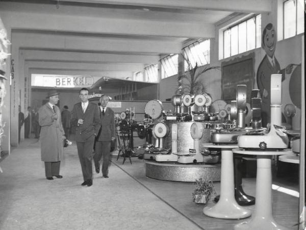 Fiera di Milano - Campionaria 1952 - Padiglione delle forniture e impianti per la casa, alberghi e negozi - Stand di bilance Lario