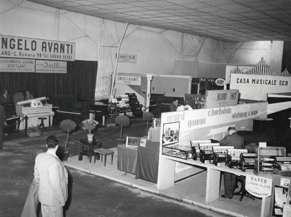 Fiera di Milano - Campionaria 1952 - Padiglione degli strumenti musicali - Sala interna