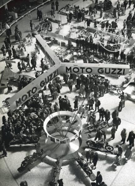 Fiera di Milano - Campionaria 1952 - Salone dell'auto, avio, moto, ciclo e accessori nel palazzo dello sport - Stand della Moto Guzzi