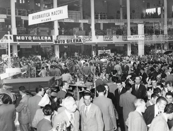 Fiera di Milano - Campionaria 1952 - Salone dell'auto, avio, moto, ciclo e accessori nel palazzo dello sport