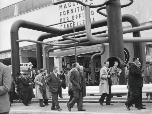 Fiera di Milano - Campionaria 1953 - Visita di un gruppo di ambasciatori in occasione della Giornata delle nazioni
