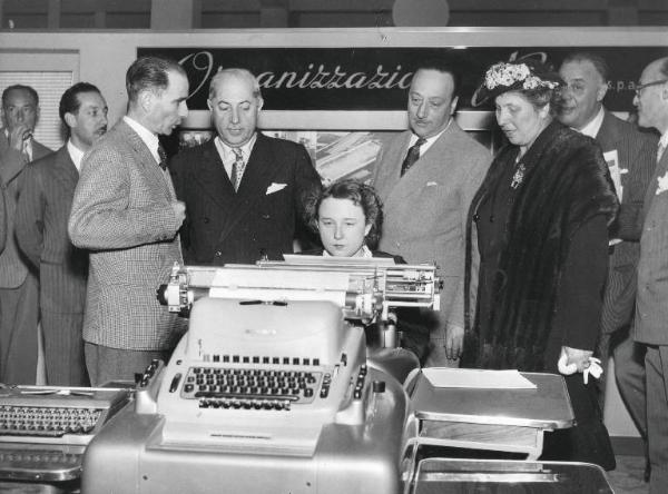 Fiera di Milano - Campionaria 1953 - Visita del ministro delle poste e telecomunicazioni Giuseppe Spataro