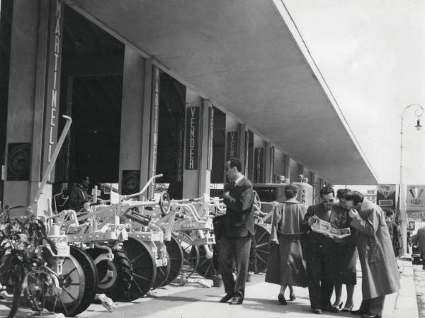 Fiera di Milano - Campionaria 1953 - Tettoia delle macchine agricole