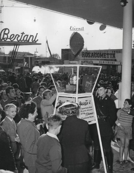 Fiera di Milano - Campionaria 1953 - Installazione pubblicitaria del panettone Motta