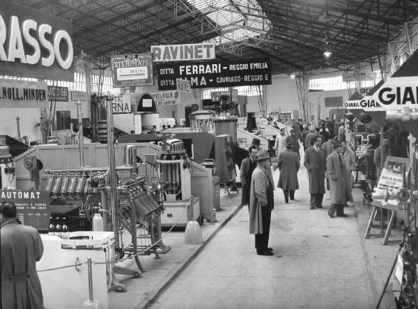 Fiera di Milano - Campionaria 1953 - Padiglione delle macchine per l'industria enologica - Interno