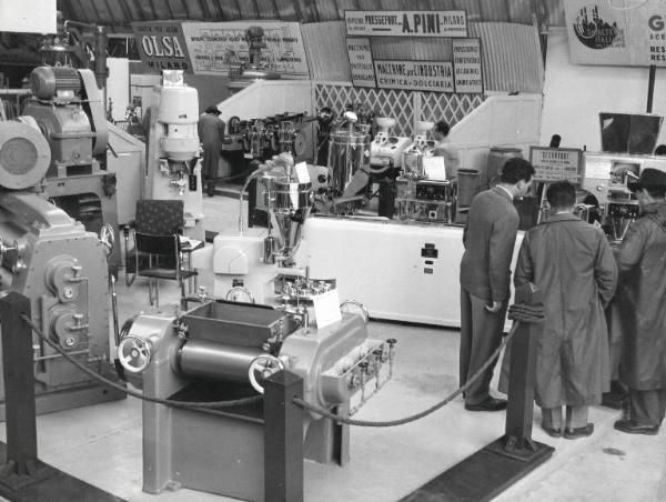 Fiera di Milano - Campionaria 1953 - Padiglione di macchine e apparecchi per l'industria chimica - Interno
