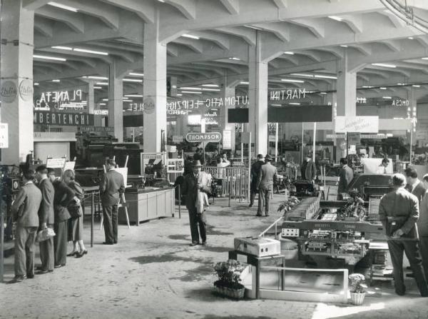 Fiera di Milano - Campionaria 1953 - Padiglione delle macchine per arti grafiche e per la lavorazione del legno - Sala delle macchine per arti grafiche