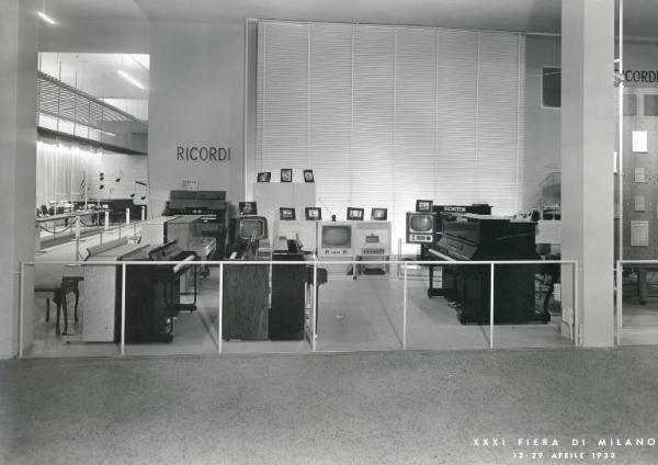 Fiera di Milano - Campionaria 1953 - Palazzo delle nazioni - Salone internazionale della musica - Stand della Ricordi