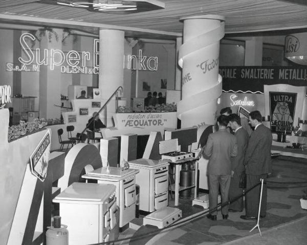 Fiera di Milano - Campionaria 1953 - Padiglione delle forniture e impianti per la casa, alberghi e negozi - Stand di cucine della Aequator