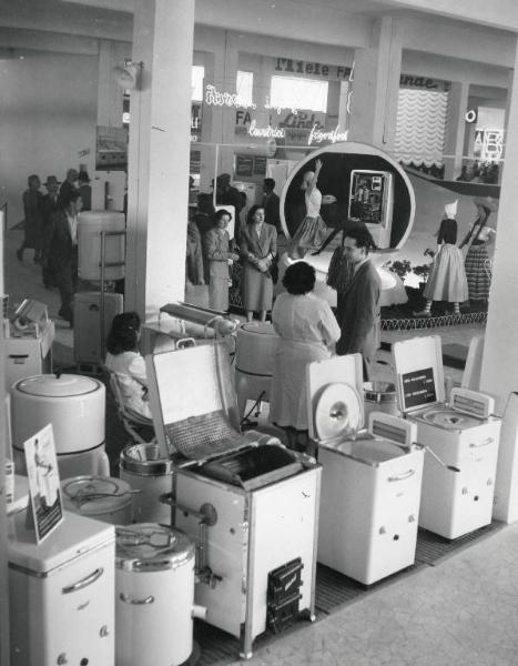 Fiera di Milano - Campionaria 1953 - Padiglione delle forniture e impianti per la casa, alberghi e negozi - Stand di elettrodomestici
