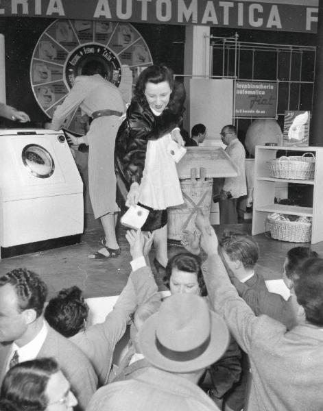 Fiera di Milano - Campionaria 1953 - Stand della lavabianchiera automatica della Fiat