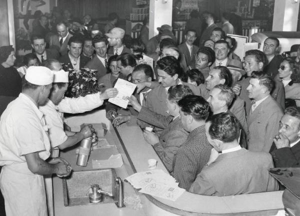 Fiera di Milano - Campionaria 1953 - Casa del latte - Banco di degustazione della panna