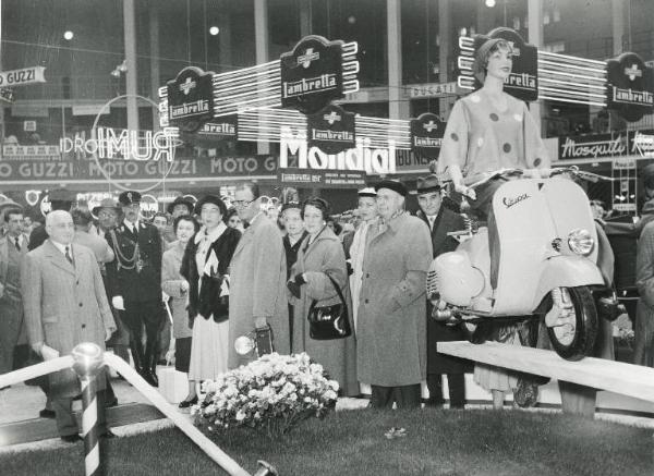 Fiera di Milano - Campionaria 1954 - Stand Piaggio - Visita di una missione di commercianti e banchieri statunitensi e colombiani