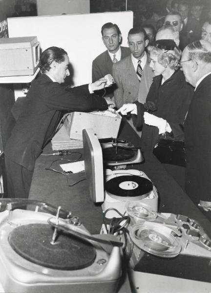 Fiera di Milano - Campionaria 1954 - Visita dell'ambasciatrice degli Stati Uniti Clare Boothe Luce