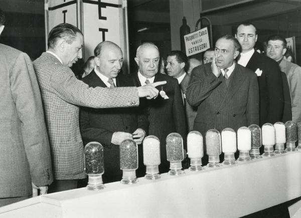 Fiera di Milano - Campionaria 1954 - Visita del presidente del Consiglio dei ministri Mario Scelba